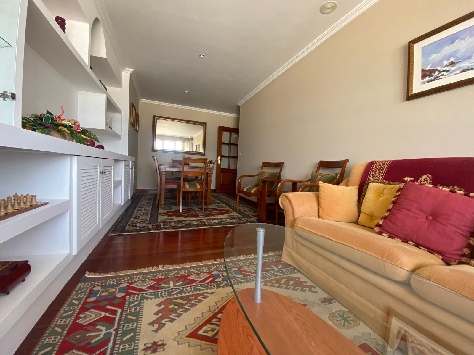 APARTAMENTO TURÍSTICO EN RIBEIRA – PLAYA DE COROSO – VISTAS AL MAR – 3 HABITACIONES – GARAJE
