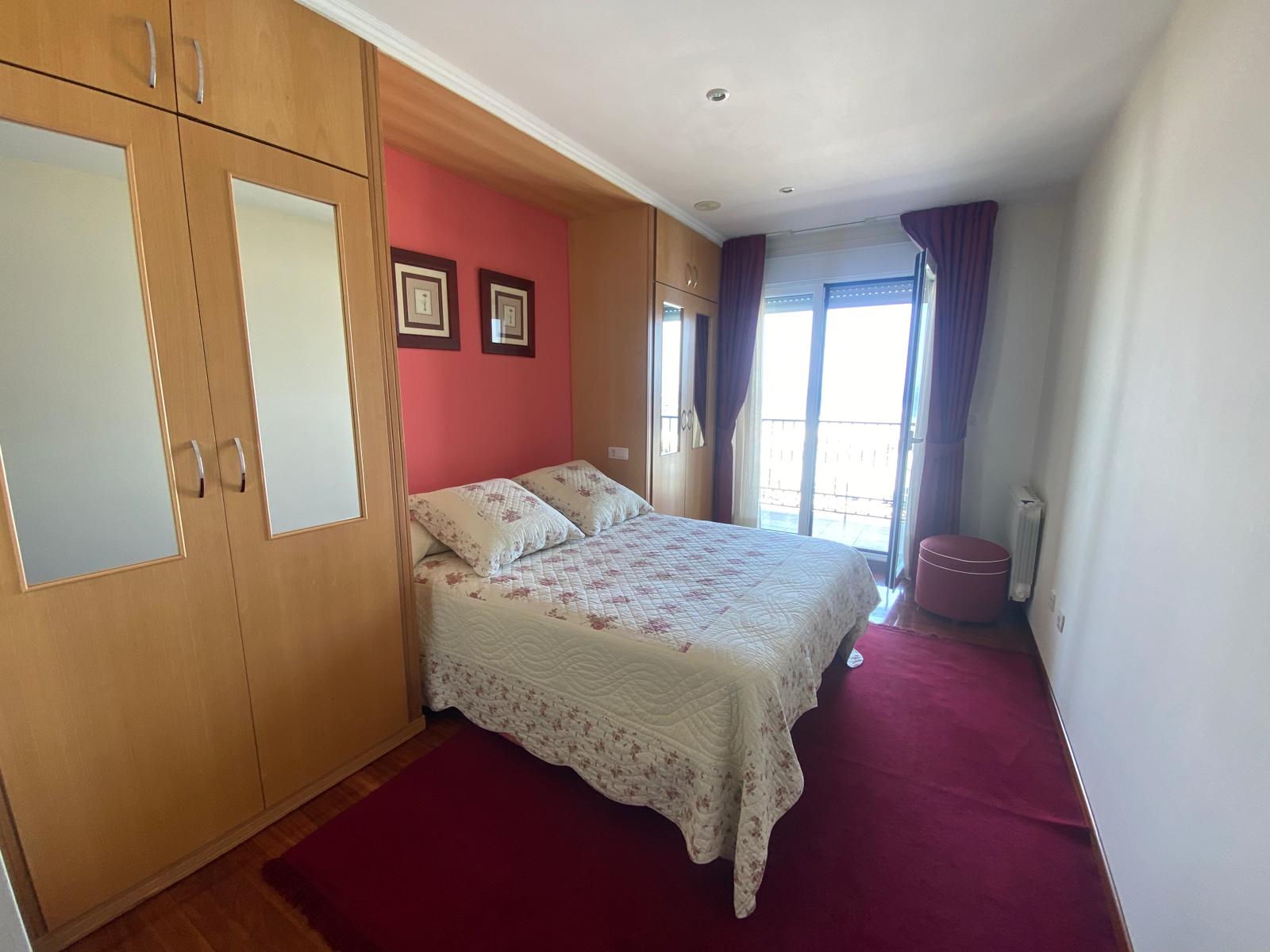 APARTAMENTO TURÍSTICO EN RIBEIRA – PLAYA DE COROSO – VISTAS AL MAR – 3 HABITACIONES – GARAJE