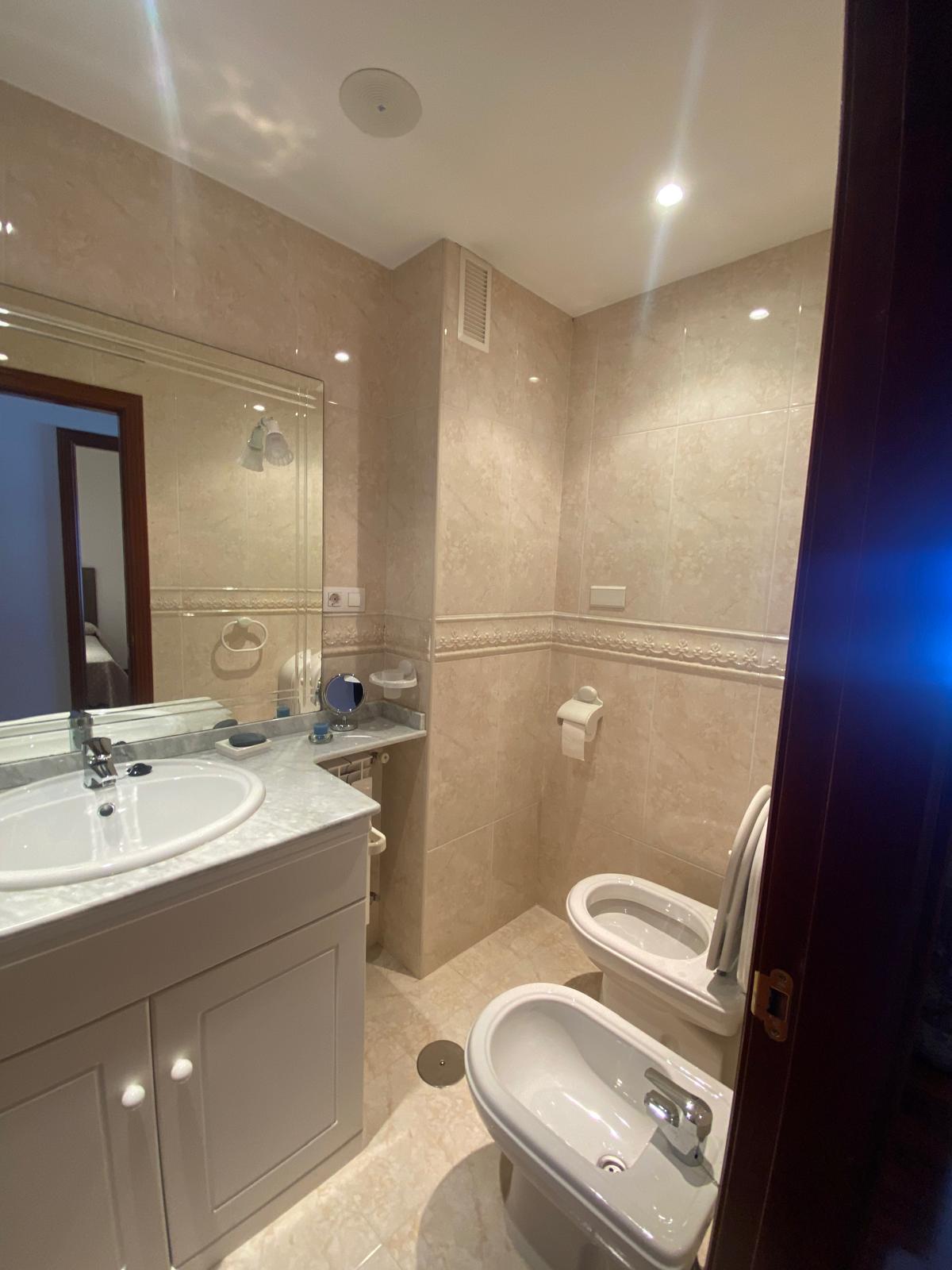 APARTAMENTO TURÍSTICO EN RIBEIRA – PLAYA DE COROSO – VISTAS AL MAR – 3 HABITACIONES – GARAJE