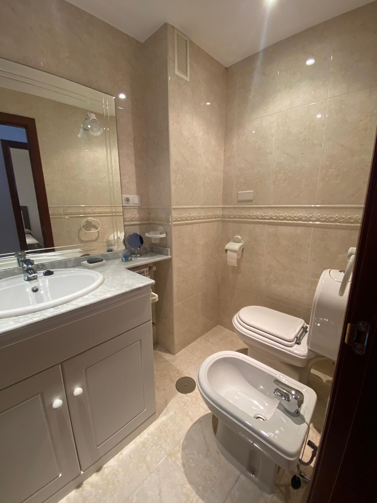 APARTAMENTO TURÍSTICO EN RIBEIRA – PLAYA DE COROSO – VISTAS AL MAR – 3 HABITACIONES – GARAJE