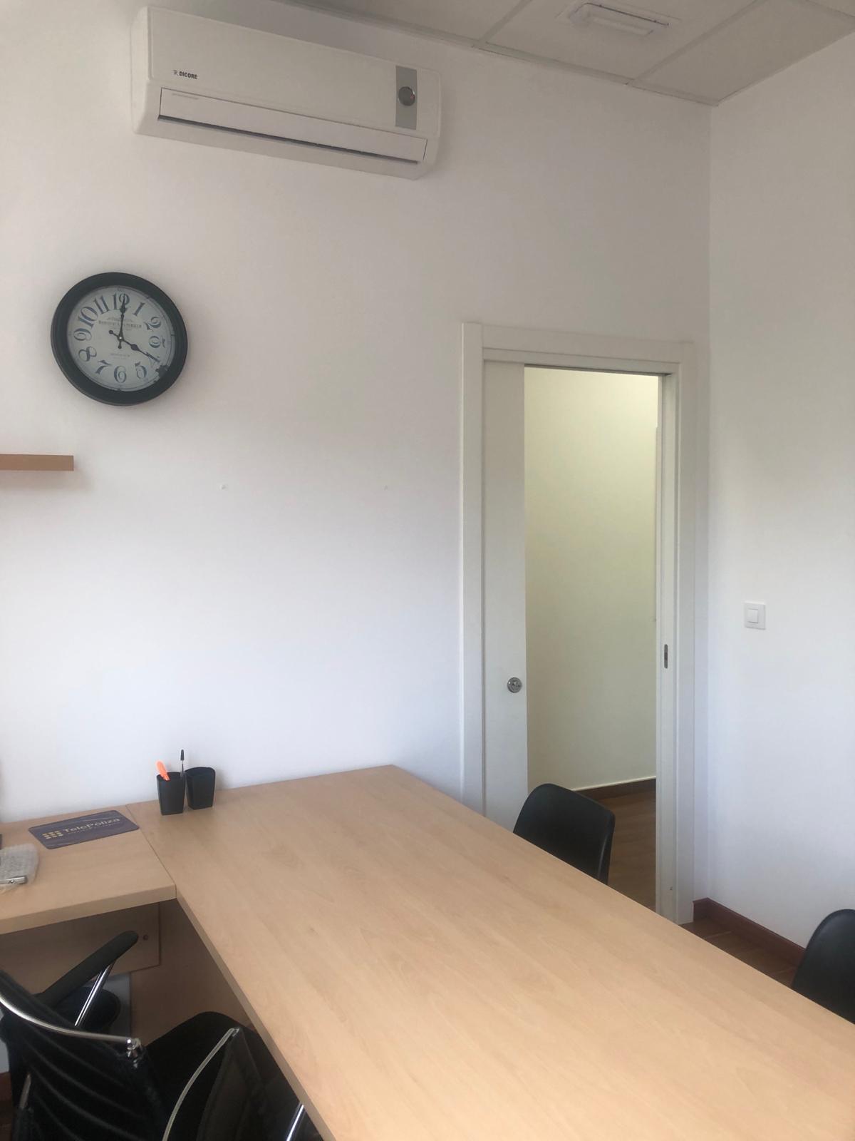 SE ALQUILA BAJO COMERCIAL PARA COWORKING EN RIBEIRA – ZONA ABESADAS – IDEAL OFICINAS O NEGOCIO